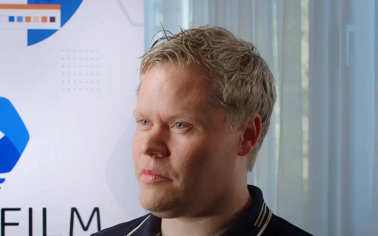 Matthias Niggehof im Interview vor dem Loft-Film-Banner
